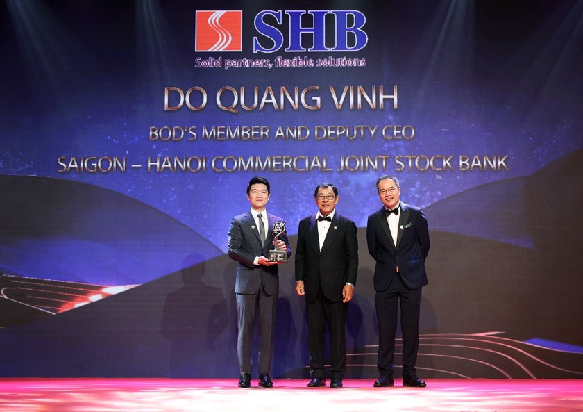 Ông Đỗ Quang Vinh (bên trái) – Thành viên HĐQT kiêm Phó Tổng Giám đốc SHB được vinh danh là “Doanh nhân Châu Á xuất sắc ngành dịch vụ tài chính”.