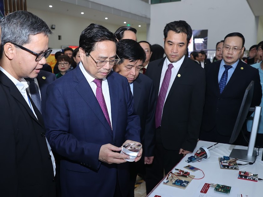 Thủ tướng tham quan gian trưng bày sản phẩm vi mạch do sinh viên Viện Công nghệ thông tin ĐHQG Hà Nội nghiên cứu, chế tạo. (Ảnh: VGP/Nhật Bắc)