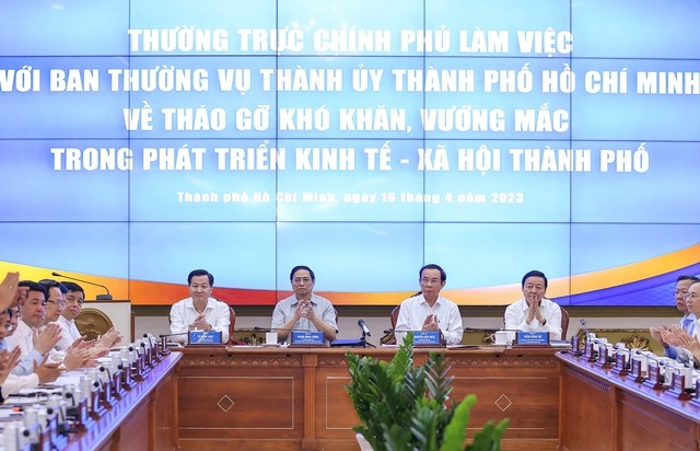 Thủ tướng Phạm Minh Chính chủ trì cuộc làm việc của Thường trực Chính phủ với Ban Thường vụ Thành ủy TPHCM sáng 16/4 - Ảnh: VGP/Nhật Bắc