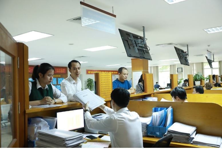 Cán bộ tiếp nhận và giải quyết thủ tục hành chính cho công dân tại Hà Nội. (Ảnh minh họa: Hải Nguyễn)