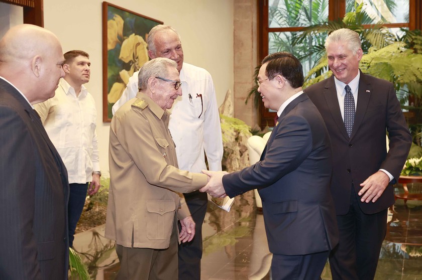 Chủ tịch Quốc hội Vương Đình Huệ với Đại tướng Raúl Castro Ruz.