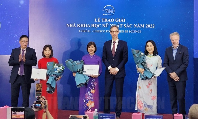Giải thưởng nhà khoa học nữ xuất sắc năm 2022 đã được trao cho 3 nhà khoa học nữ Việt Nam có các đề án nghiên cứu tiềm năng vì sức khỏe và lợi ích cho cộng đồng. (Ảnh L’Oreal)