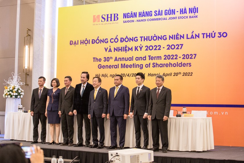 Hội đồng quản trị và Ban Kiểm soát Ngân hàng SHB nhiệm kỳ 2022 - 2027 ra mắt Đại hội đồng cổ đông.