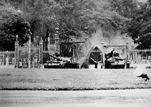 Xe tăng quân giải phóng húc đổ cổng chính Dinh Độc Lập ngày 30/4/1975. (Ảnh: Francoise Demulder)