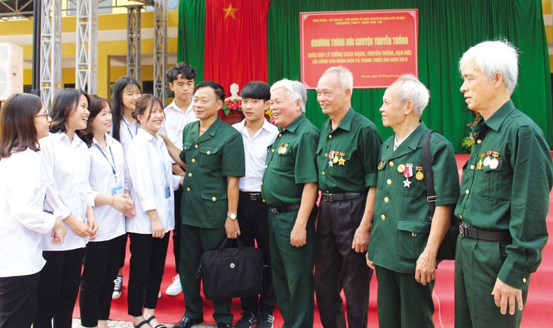 Ông Vũ Văn Kim (thứ 2 bên phải) cùng các hội viên Hội Chiến sĩ cách mạng bị địch bắt tù đày trò chuyện với học sinh Trường THPT Ngô Gia Tự (Bắc Ninh).
