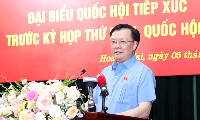 Bí thư Thành ủy Hà Nội Đinh Tiến Dũng phát biểu tại buổi tiếp xúc cử tri quận Hoàng Mai.