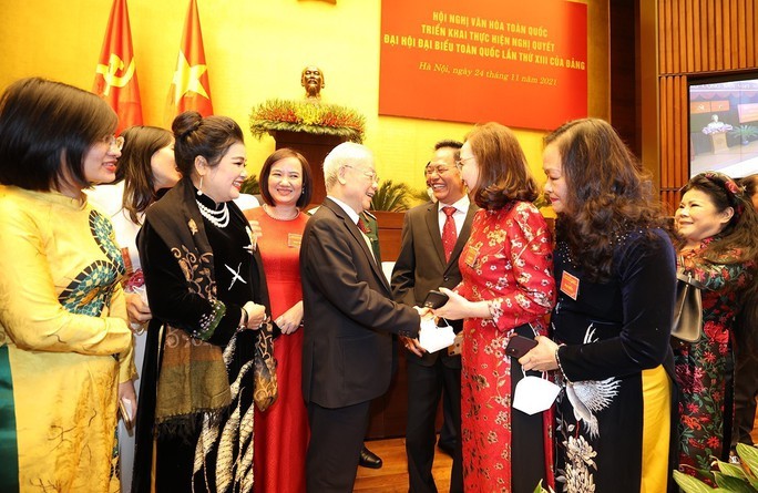 Tổng Bí thư Nguyễn Phú Trọng trò chuyện với các đại biểu tham dự Hội nghị văn hóa toàn quốc 2021. (Ảnh TTXVN)