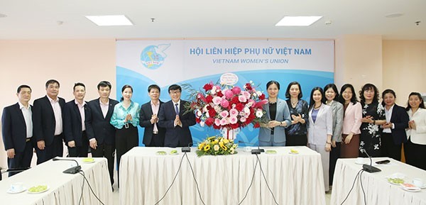 Tổng Giám đốc Dương Quyết Thắng và các đồng chí Lãnh đạo NHCSXH (bên trái) chúc mừng đồng chí Hà Thị Nga tái đắc cử Chủ tịch Hội LHPN Việt Nam.