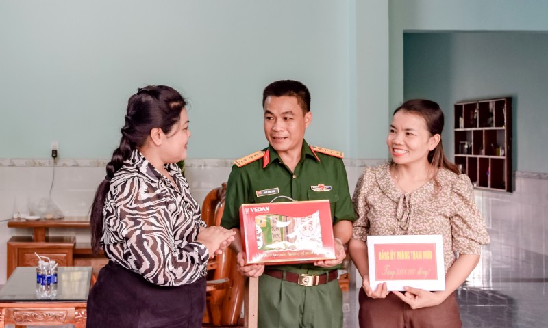 Bà Nguyễn Thu Thủy - đại diện Vedan Việt Nam trao quà cho gia đình đại úy quân nhân chuyên nghiệp Ngô Công Tấn.
