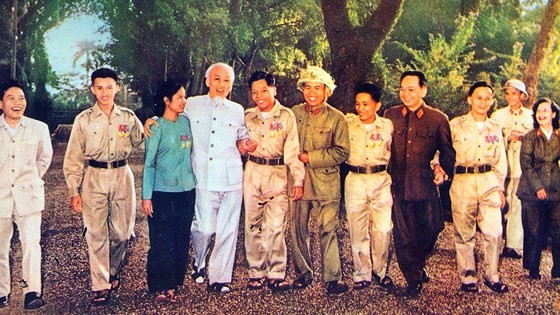 Chủ tịch Hồ Chí Minh với các anh hùng chiến sĩ miền Nam năm 1965. (Ảnh: Tư liệu)
