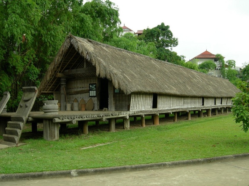 Nhà truyền thống của người Ê đê trong khuôn viên Bảo tàng Dân tộc học Việt Nam. (Ảnh: Intetnet)