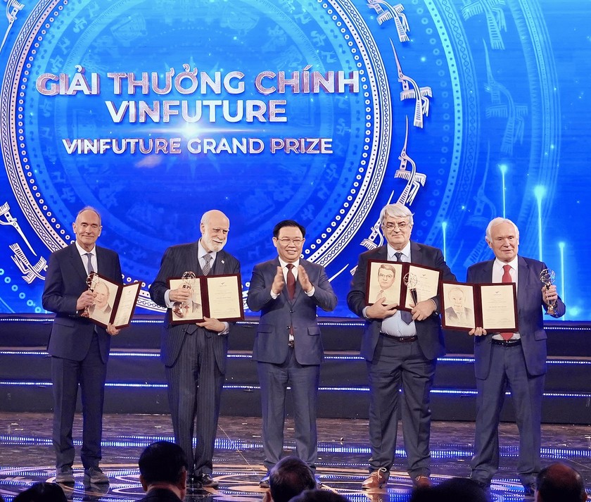 Các nhà khoa học với những phát minh đột phá trong việc kết nối công nghệ mạng toàn cầu nhận Giải thưởng Chính VinFuture 2022.