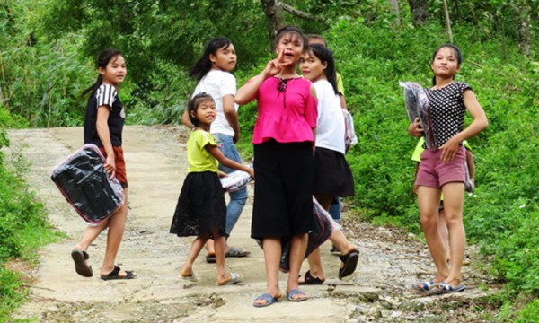 Các em thanh thiếu niên nơi bản làng Quảng Bình. (Ảnh Em Vui)