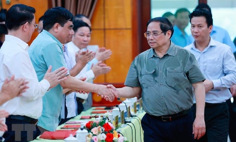 Thủ tướng Phạm Minh Chính và cán bộ chủ chốt tỉnh Hà Giang. (Ảnh: Dương Giang/TTXVN)