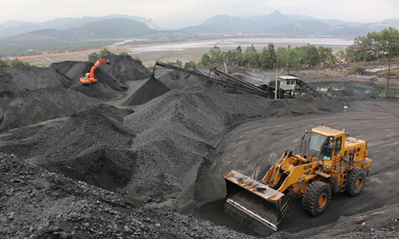 Tăng cường sản xuất và nhập khẩu than phục vụ việc phát điện.