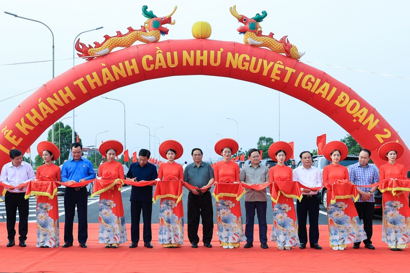 Thủ tướng Phạm Minh Chính và các đại biểu cắt băng khánh thành cầu Như Nguyệt giai đoạn 2. (Ảnh: VGP/Nhật Bắc)