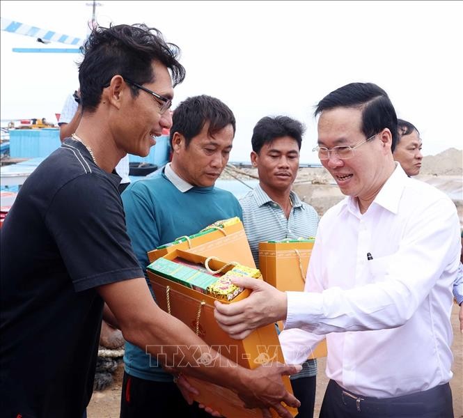 Chủ tịch nước Võ Văn Thưởng tặng quà cho ngư dân Phú Quý. (Ảnh Thống Nhất-TTXVN)