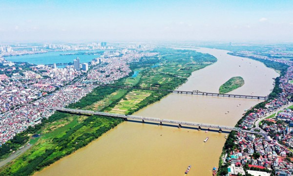 Hai bên sông Hồng được đánh giá có nhiều tiềm năng phát triển đô thị.
