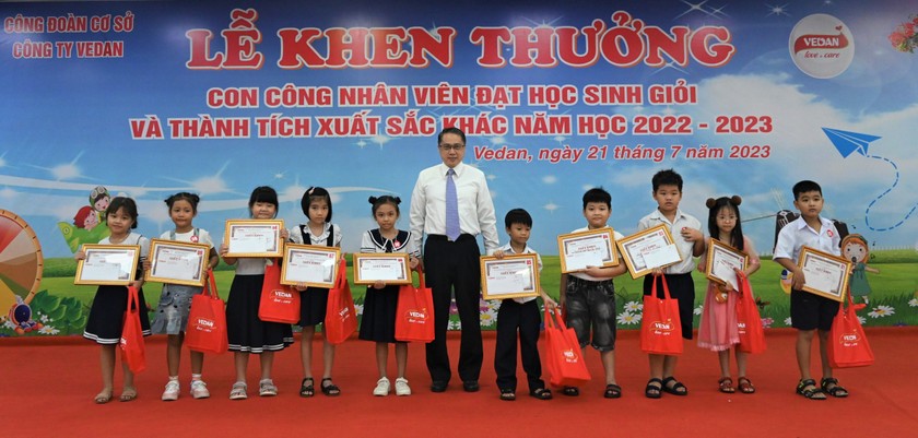 Tổng giám đốc Vedan Việt Nam - ông Ni Chih Hao trao học bổng và phần thưởng cho con em cán bộ công nhân viên.
