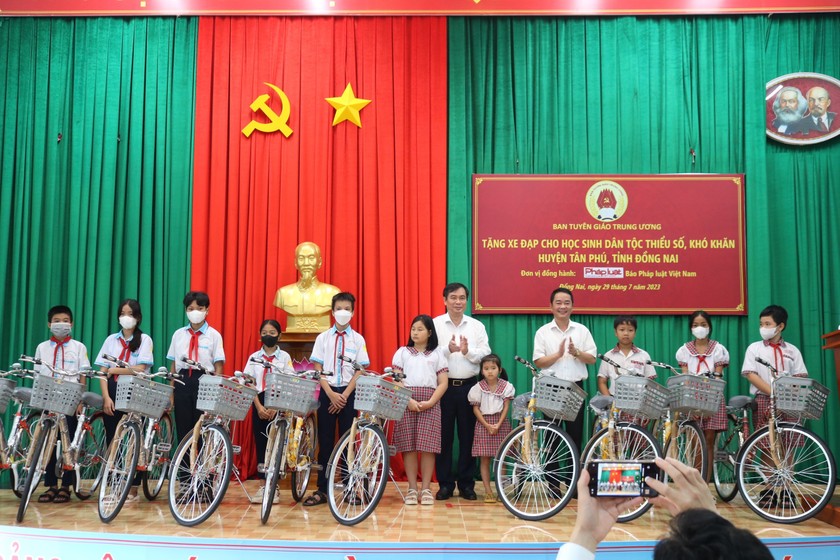 Lãnh đạo Ban Tuyên giáo Trung ương và lãnh đạo Báo Pháp Luật Việt Nam trao xe đạp cho học sinh.