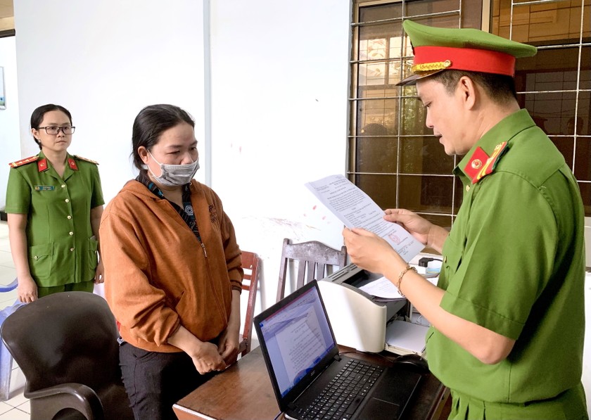 Cơ quan Cảnh sát điều tra Công an tỉnh Bạc Liêu tống đạt quyết định khởi tố bị can, lệnh bắt bị can để tạm giam đối với Lâm Thị Tám. 