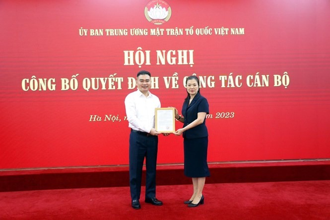 Phó Chủ tịch UBTƯ MTTQ Việt Nam Trương Thị Ngọc Ánh trao quyết định cho nhà báo Trần Bảo Trung.