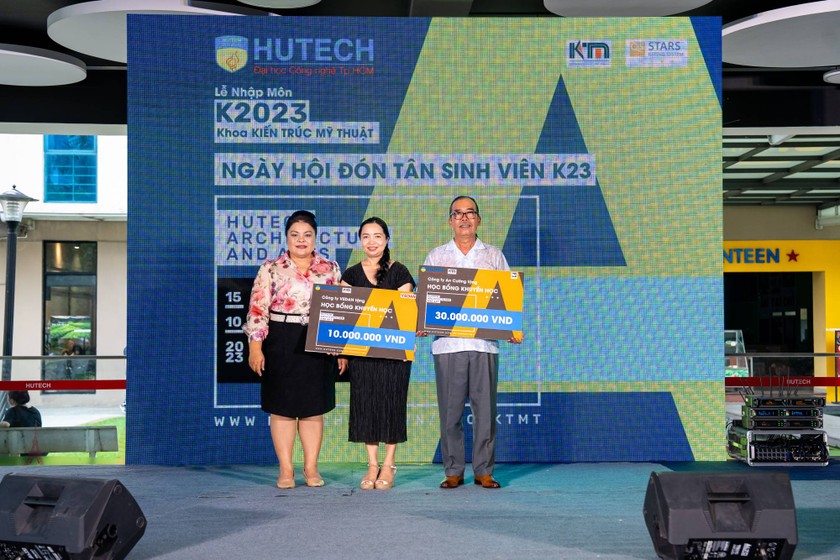 Bà Nguyễn Thu Thủy, Phó Giám đốc Vedan trao học bổng cho sinh viên trường Hutech.