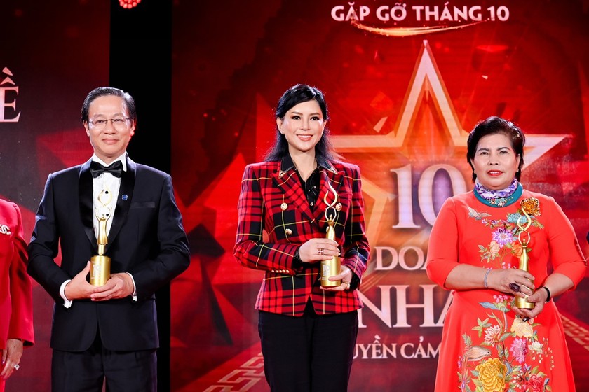 Bà Lê Hồng Thủy Tiên - CEO IPPG trong buổi vinh danh truyền cảm hứng hạng mục “Ra thế giới để mang về”.