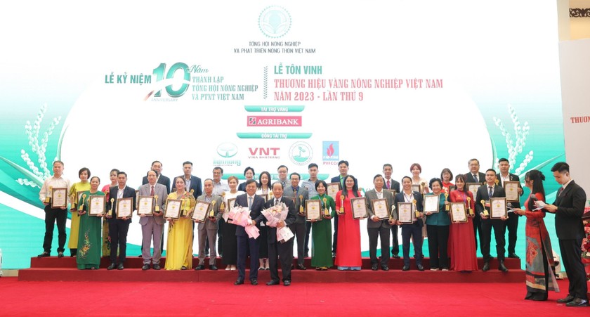 Thứ trưởng Bộ NN&PTNT Nguyễn Hoàng Hiệp và ông Hồ Xuân Hùng trao chứng nhận cho 99 Thương hiệu Vàng nông nghiệp Việt Nam.