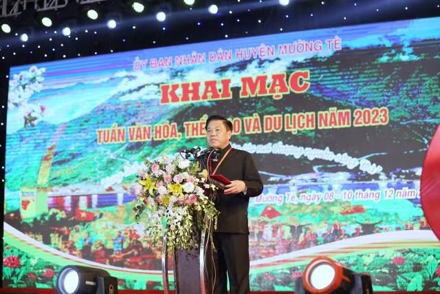 Ông Đao Văn Khánh - Phó Bí thư Huyện ủy, Chủ tịch UBND huyện Mường Tè phát biểu khai mạc.