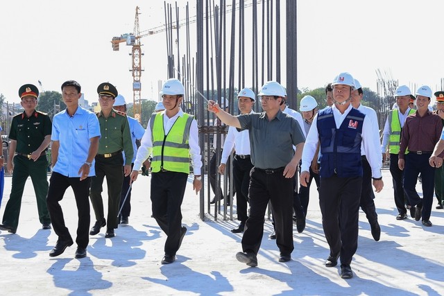 Thủ tướng Phạm Minh Chính kiểm tra dự án nhà ga hành khách T3 Tân Sơn Nhất. Đây là lần thứ 4 Thủ tướng tới công trường dự án này - Ảnh: VGP/Nhật Bắc