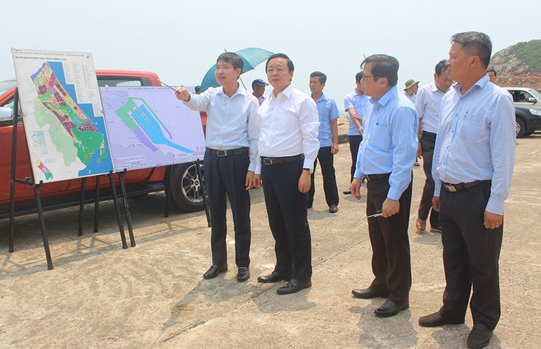 Phó Thủ tướng Chính phủ Trần Hồng Hà (thứ 2 từ trái sang) cùng Chủ tịch UBND tỉnh Tạ Anh Tuấn (bìa trái) khảo sát thực tế tại khu vực Bãi Gốc, thuộc Khu Kinh tế Nam Phú Yên.