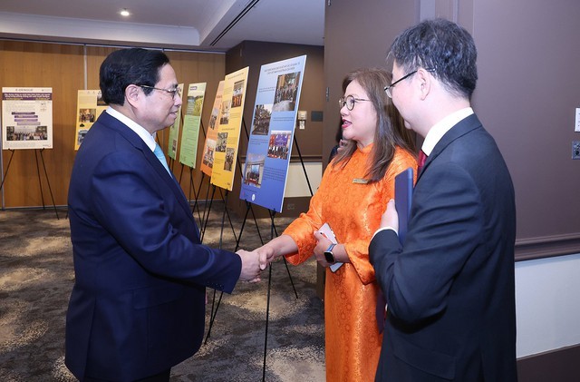 Thủ tướng Phạm Minh Chính trò chuyện, thăm hỏi các đại biểu và lãnh đạo Hội Trí thức và chuyên gia Việt Nam tại Australia - Ảnh: VGP/Nhật Bắc
