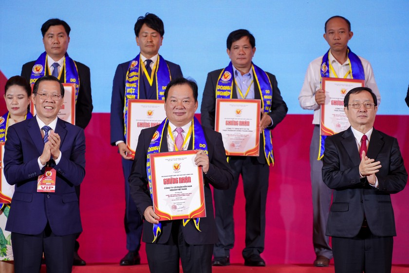 Ông Hwang Fa Jane, đại diện Vedan Việt Nam nhận chứng nhận Hàng Việt Nam chất lượng cao 2024 từ Ban tổ chức.