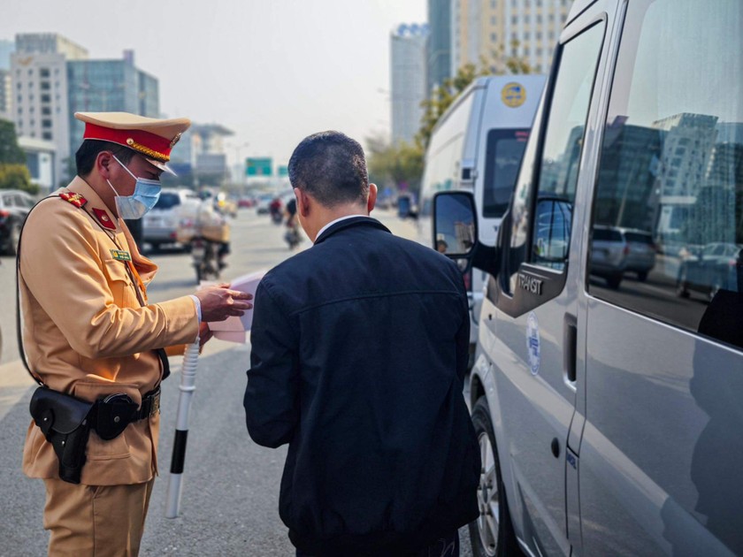 CSGT Hà Nội xử lý xe khách vi phạm, đảm bảo an toàn cho người dân về quê ăn Tết