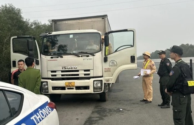 Bắt quả tang 4 người dừng xe tải trên cao tốc Hà Nội - Hải Phòng để đánh bạc 