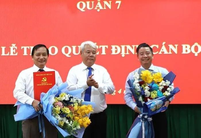 Bí thư Quận ủy quận 7 Võ Khắc Thái trao quyết định cho hai cán bộ lãnh đạo quận.