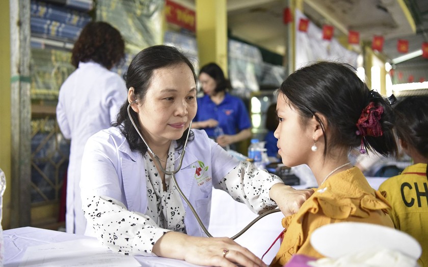 Khám sức khỏe miễn phí cho hơn 500 học sinh ở Điện Biên Đông 