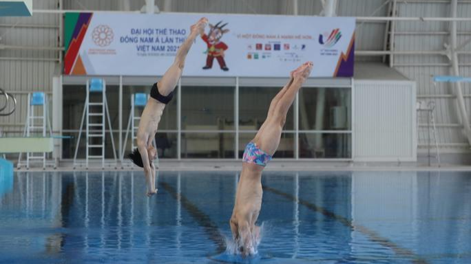 Các vận động viên nhảy cầu của Việt Nam tập luyện