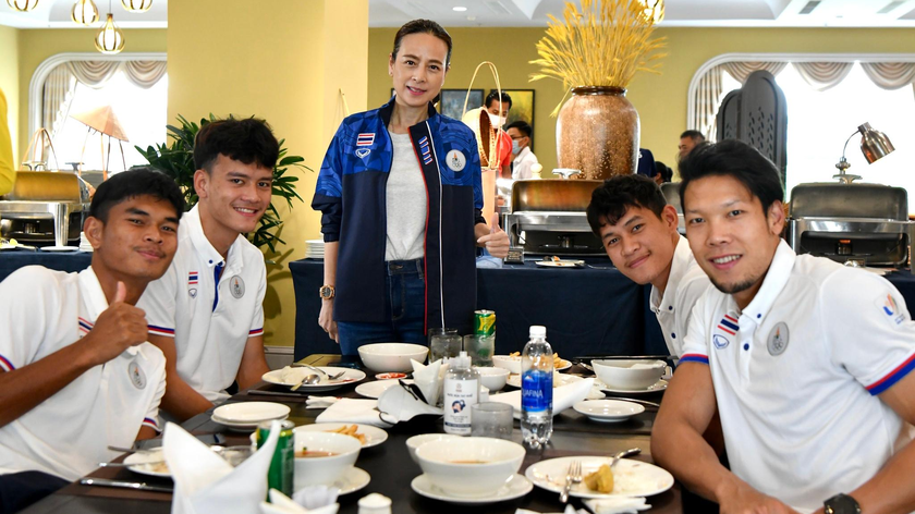 Madam Pang và các cầu thủ U23 Thái Lan
