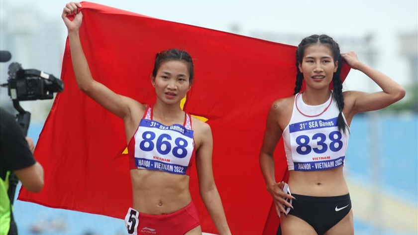 Nguyễn Thị Oanh (trái) và Khuất Phương Anh (phải) thi đấu tại nội dung 1500m nữ