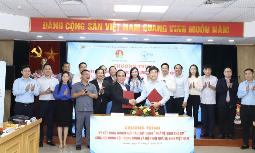 Đại diện Hội đồng Đội Trung ương và Hiệp hội Nhà vệ sinh Việt Nam ký kết thỏa thuận hợp tác chương trình “Nhà vệ sinh cho em”.