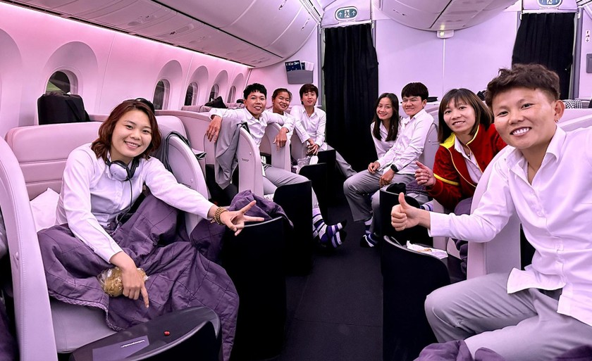 Đội tuyển nữ Việt Nam trên chuyến bay đến New Zealand (Ảnh: Anh Thư)