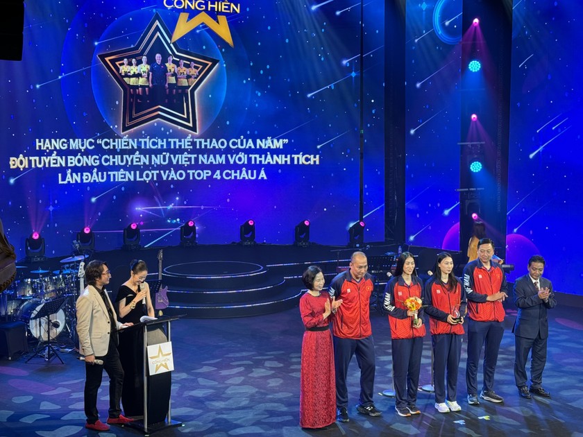 Bà Vũ Việt Trang - Tổng Giám đốc TTTXVN và Ông Hoàng Đạo Cương - Thứ trưởng bộ Văn Hóa Thể Thao Du Lịch trao giải cho đại diện Đội tuyển bóng chuyền nữ Việt Nam (Ảnh-PV)