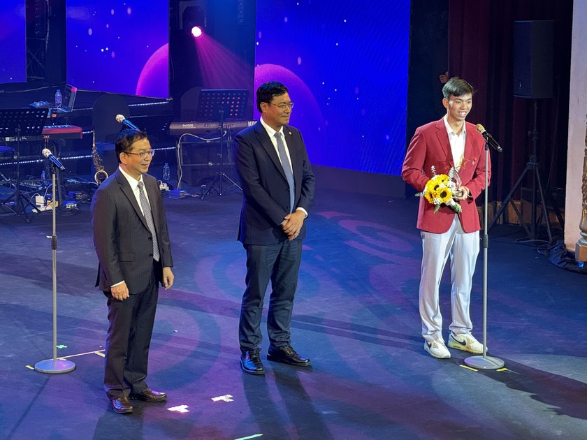Ông Nguyễn Tuấn Hùng - Phó TGĐ TTXVN và Ông Đặng Hà Việt - Cục trưởng cục Thể dục thể thao trao Giải “Gương mặt thể thao của năm” cho VĐV Nguyễn Huy Hoàng (Ảnh-PV)