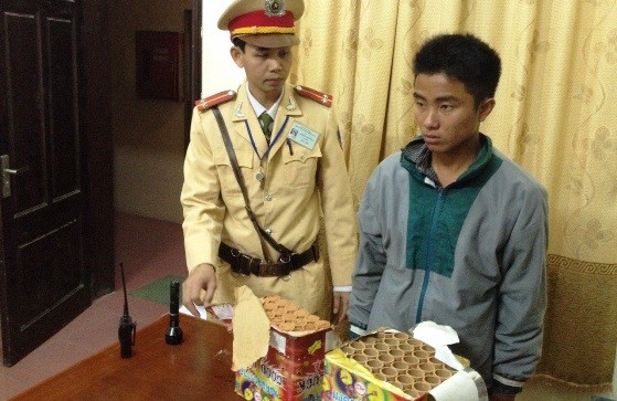 Nghệ An: CSGT tuần tra bắt đối tượng buôn bán ma túy và pháo nổ