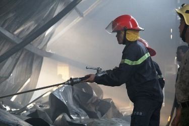 Gần 70 cảnh sát khống chế đám cháy tại khu công nghiệp