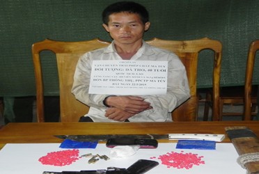Dắt dao, cài súng mang ma túy từ Lào về thì bị bắt
