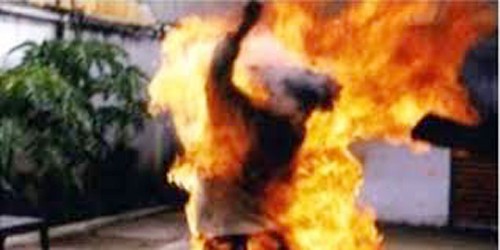 Bắt gã chồng dùng xăng đốt vợ khiến con trai thiệt mạng
