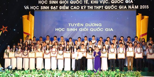 Nghệ An: Tuyên dương hơn 200 học sinh đạt giải cao trong các kỳ thi 
